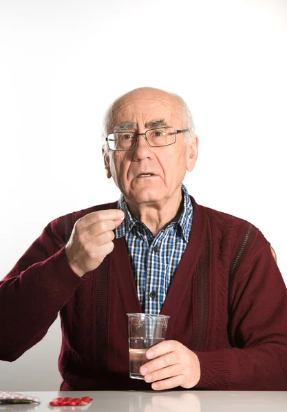 Starszy mężczyzna bierze tabletki. — Zdjęcie stockowe