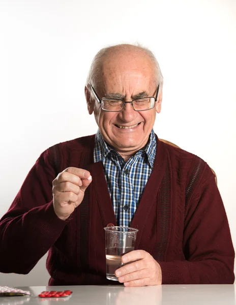 Homme âgé prenant des pilules — Photo