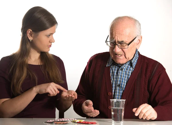 Jonge vrouw helpt senior man — Stockfoto