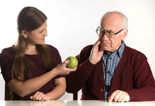 Junge Frau hilft Seniorin — Stockfoto