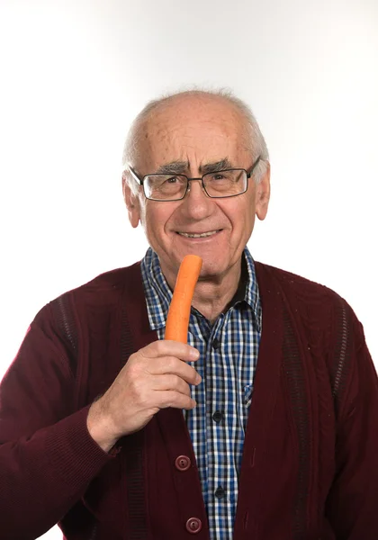 Hombre viejo comiendo zanahoria —  Fotos de Stock