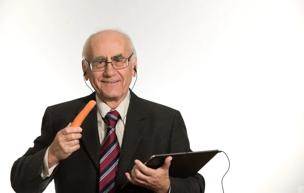 Alter Geschäftsmann mit Tablet-Computer — Stockfoto