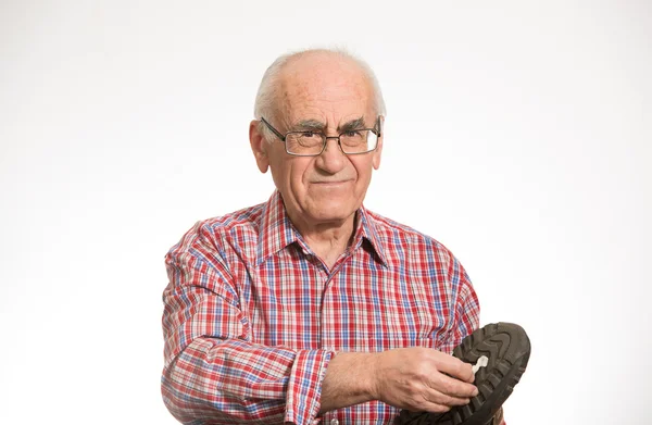 Uomo anziano calpestato gomma da masticare — Foto Stock