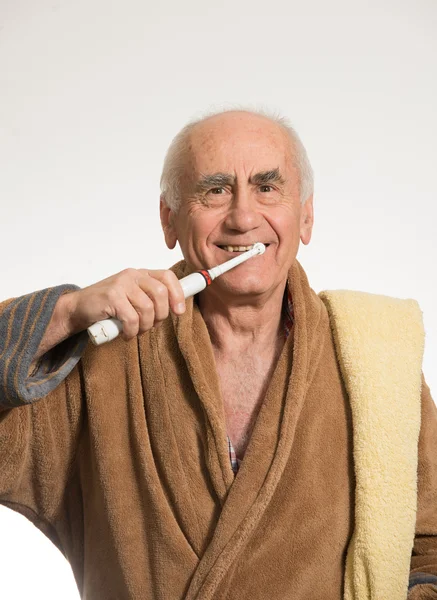 Old man brushing his teeth — Stock Photo, Image