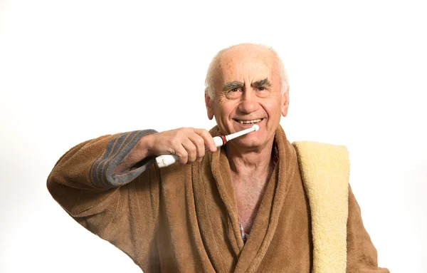 Viejo hombre cepillándose los dientes — Foto de Stock