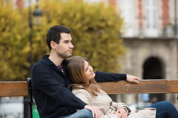 Романтическая пара в Париже — стоковое фото