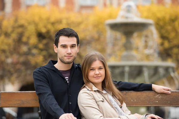 Coppia romantica a Parigi — Foto Stock