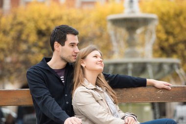 Paris 'te romantik bir çift