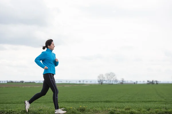 Vrouw joggen buiten — Stockfoto