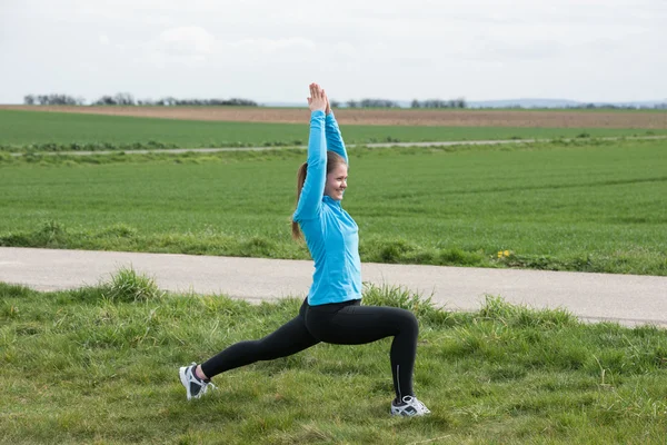 Deporte mujer stetching al aire libre — Foto de Stock