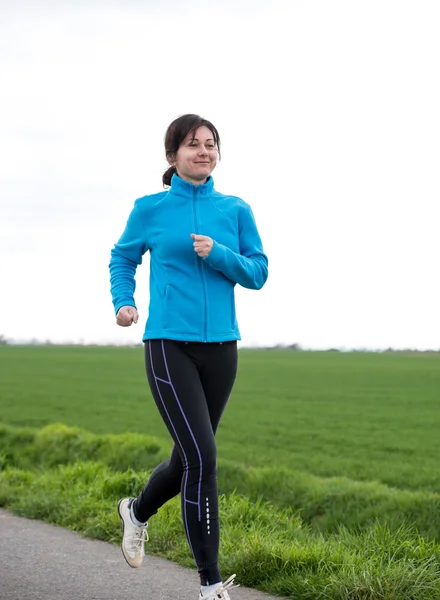 Vrouw joggen buiten — Stockfoto