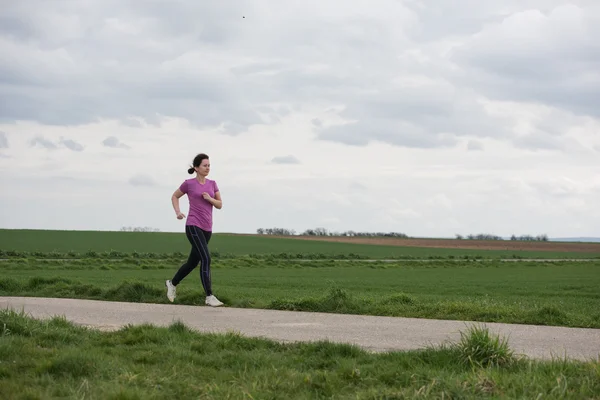 Mujer corriendo al aire libre —  Fotos de Stock