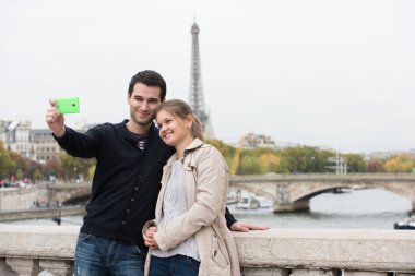 selfie yapma Paris'te genç Çift