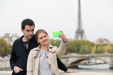 selfie yapma Paris'te genç Çift