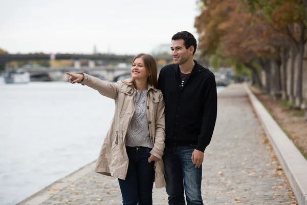 Giovane coppia a parigi — Foto Stock