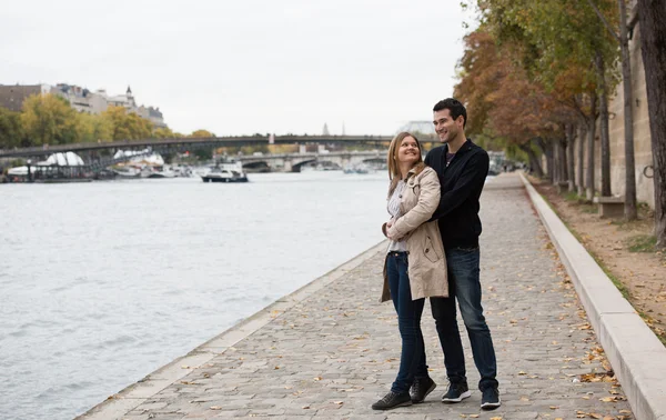 Giovane coppia a parigi — Foto Stock