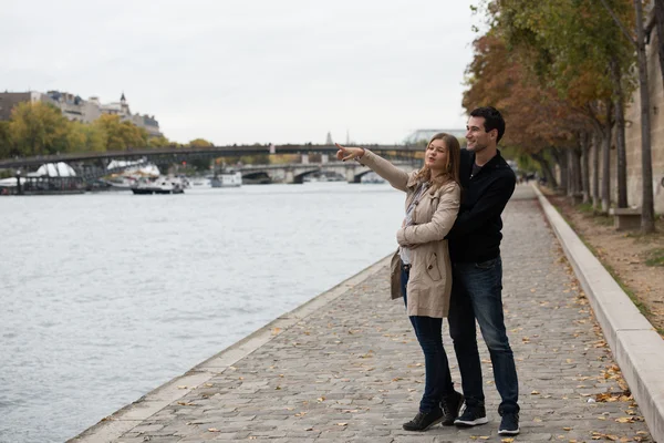 Jeune couple à Paris — Photo