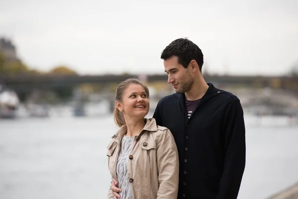 Jovem casal em Paris — Fotografia de Stock