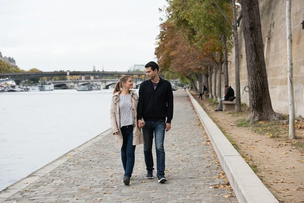 Joven pareja feliz en Paris — Foto de Stock