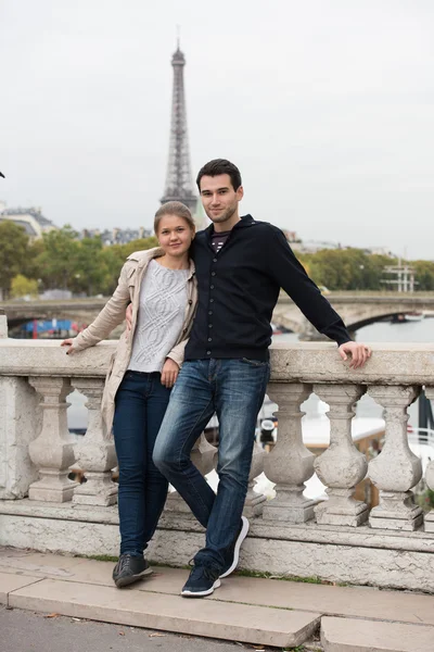 Junges glückliches paar in paris — Stockfoto