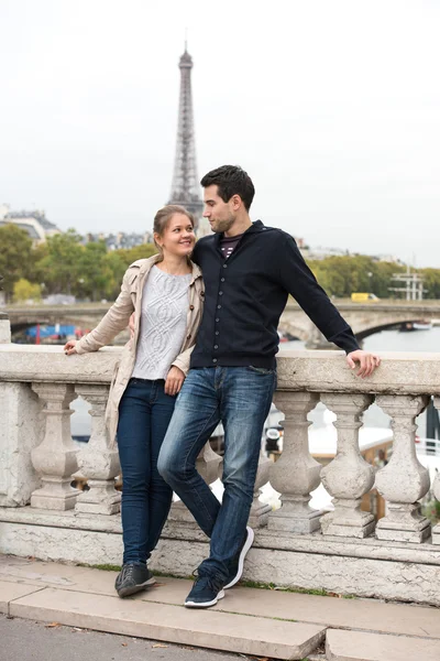Jeune couple heureux à Paris — Photo