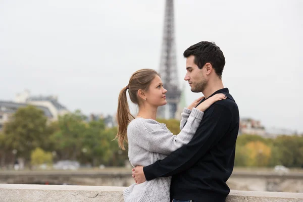 Mladý šťastný pár v Paříži — Stock fotografie