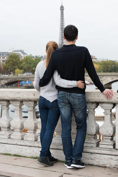 Jeune couple heureux à Paris — Photo