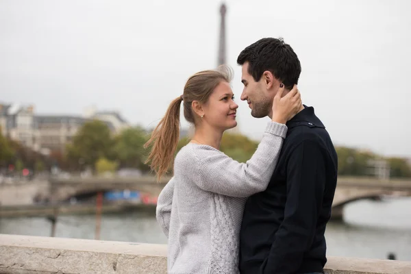 Ungt par i Paris kyssar — Stockfoto