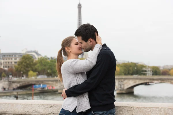 Молодая пара в Париже целуется — стоковое фото