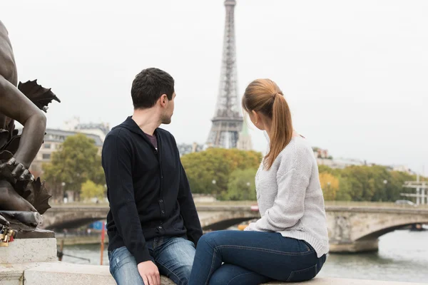 Junges Paar in Paris auf der Brücke — Stockfoto
