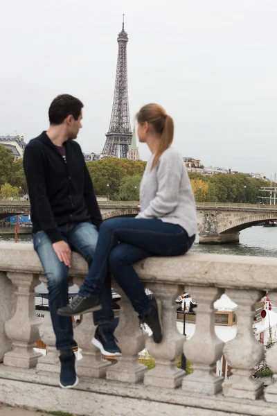 Jeune couple à Paris sur le pont — Photo