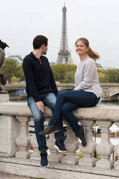 Junges Paar in Paris auf der Brücke — Stockfoto