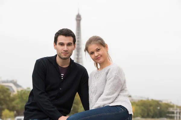 Молодая пара в Париже на мосту — стоковое фото