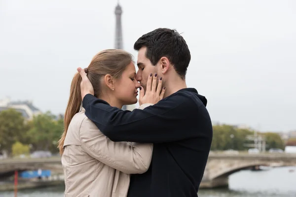 Ungt par i Paris kyssar — Stockfoto