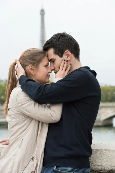 Jeune couple à Paris baisers — Photo