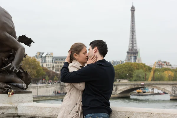 Νεαρό ζευγάρι στο Παρίσι φιλιά — Φωτογραφία Αρχείου