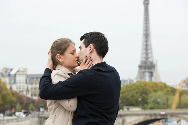Mladý pár v Paříži líbání — Stock fotografie