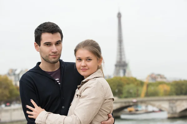 年轻的夫妇在巴黎拥抱 — 图库照片