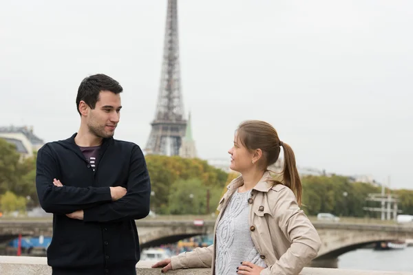 Jovem casal em Paris falando — Fotografia de Stock