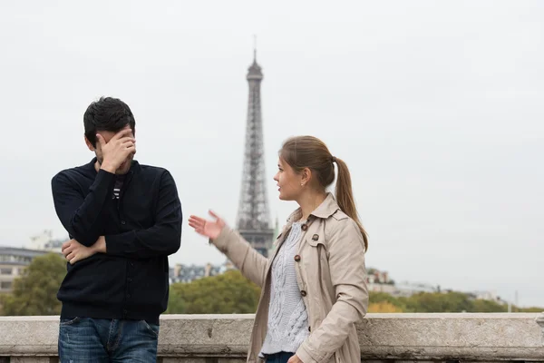 Mladý pár v Paříži boj — Stock fotografie
