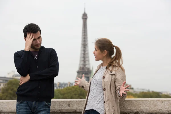Jeune couple à Paris lutte — Photo