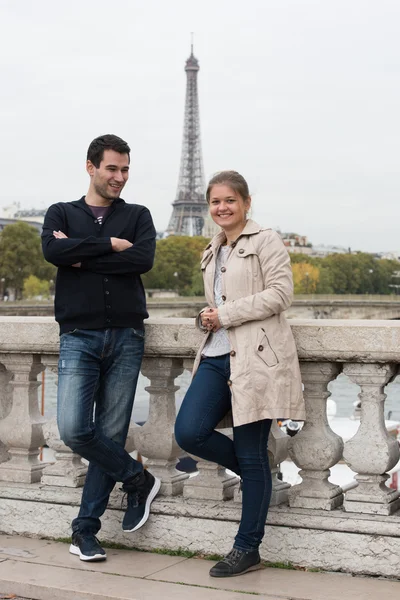 Junges Paar in Paris auf der Brücke — Stockfoto