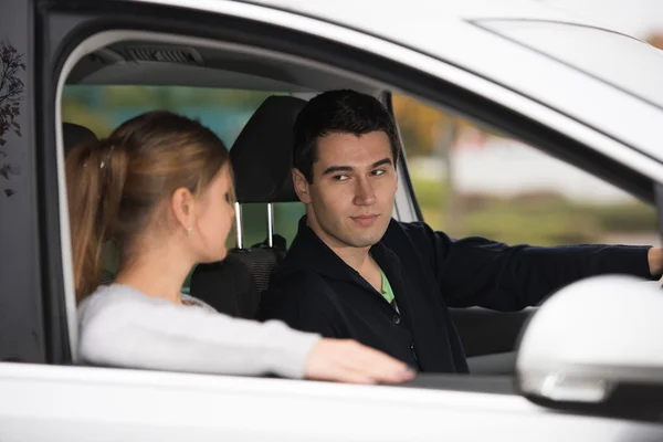 Jong stel in een auto — Stockfoto