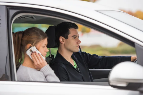 Jeune couple en voiture — Photo