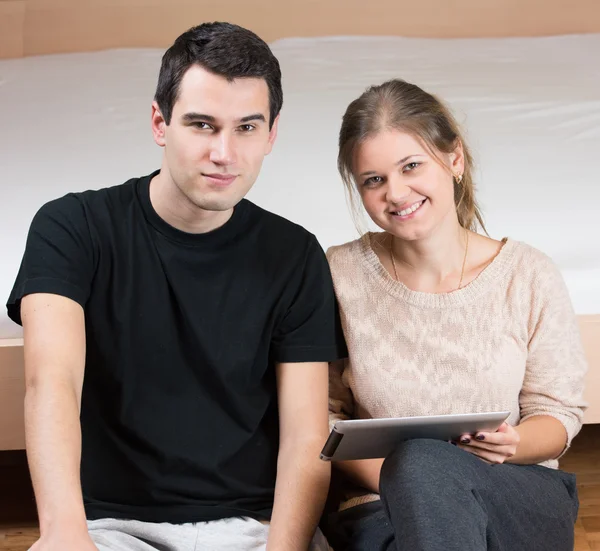 Pareja joven con tablet-pc —  Fotos de Stock