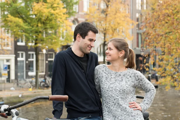 Любовники в Амстердаме — стоковое фото