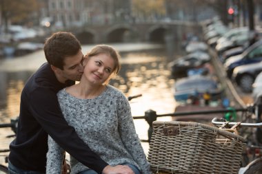gün batımında Amsterdam'da severler