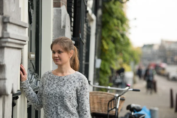 Meisje in amsterdam — Stockfoto