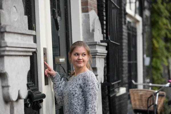 在阿姆斯特丹的女孩 — 图库照片
