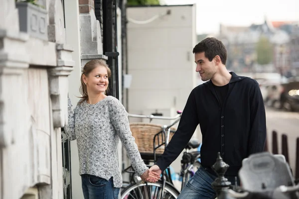 Paar in amsterdam — Stockfoto